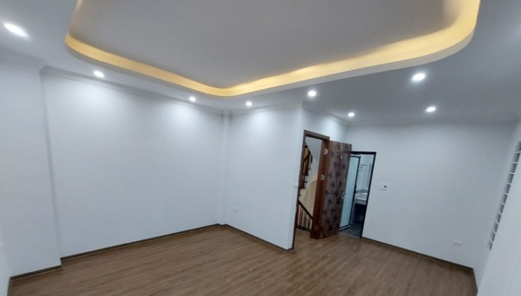 Bán nhà ngõ Nhà Giàu - Lê Duẩn 50m2 5 tầng ở luôn, oto đỗ cửa, chỉ 6 tỷ